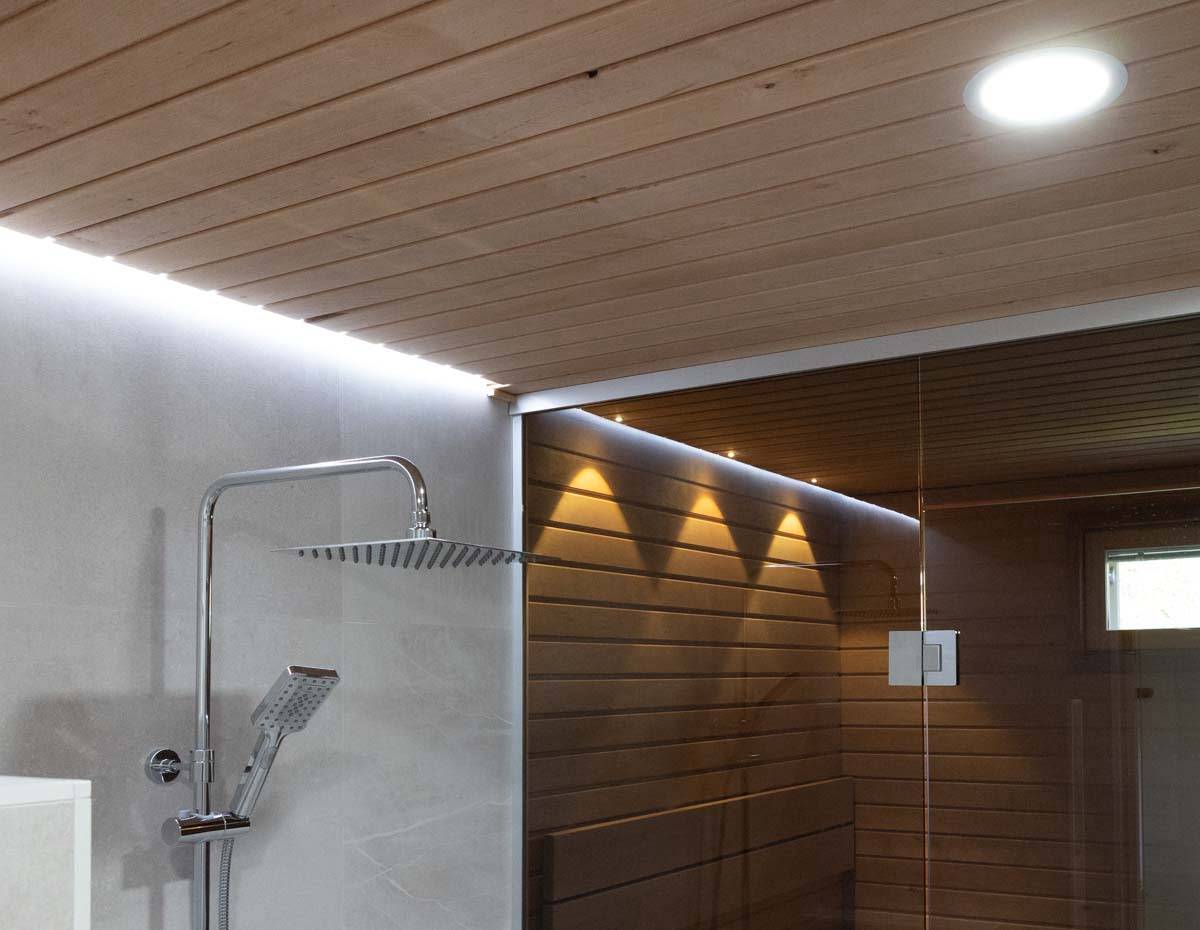 Luz cálida en la sala de vapor, neutra en los lavabos. LedStore.fi